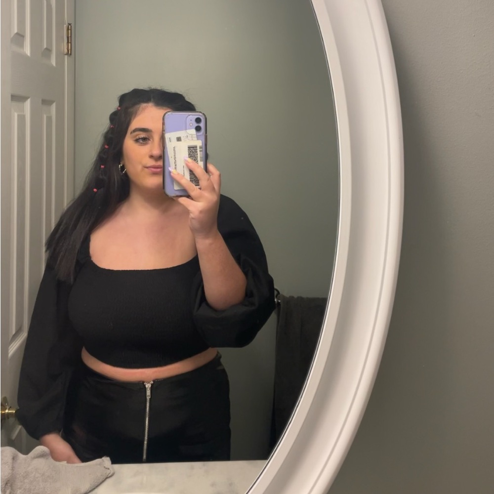 Cropped black shirt